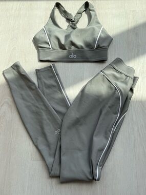 ALO Yoga Gray Active Leggings and Sports Bra Set with White Piping